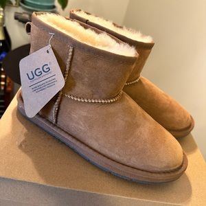 BNWT Ugg boots women’s size 6